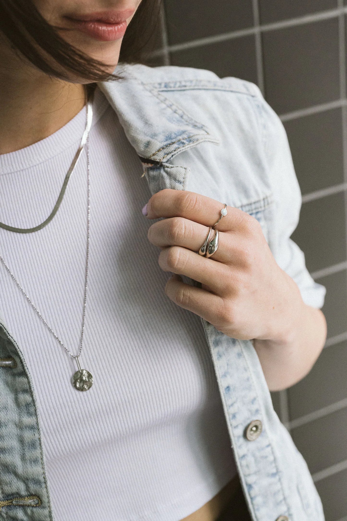 Boa Bijoux - SS24 - Flo Herringbone Chain Silver Sterling - on model 2