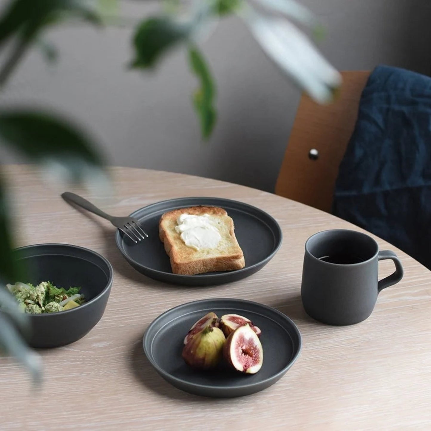 KINTO FOG mug in Ash White, 270ml next to plate of toast and figs.