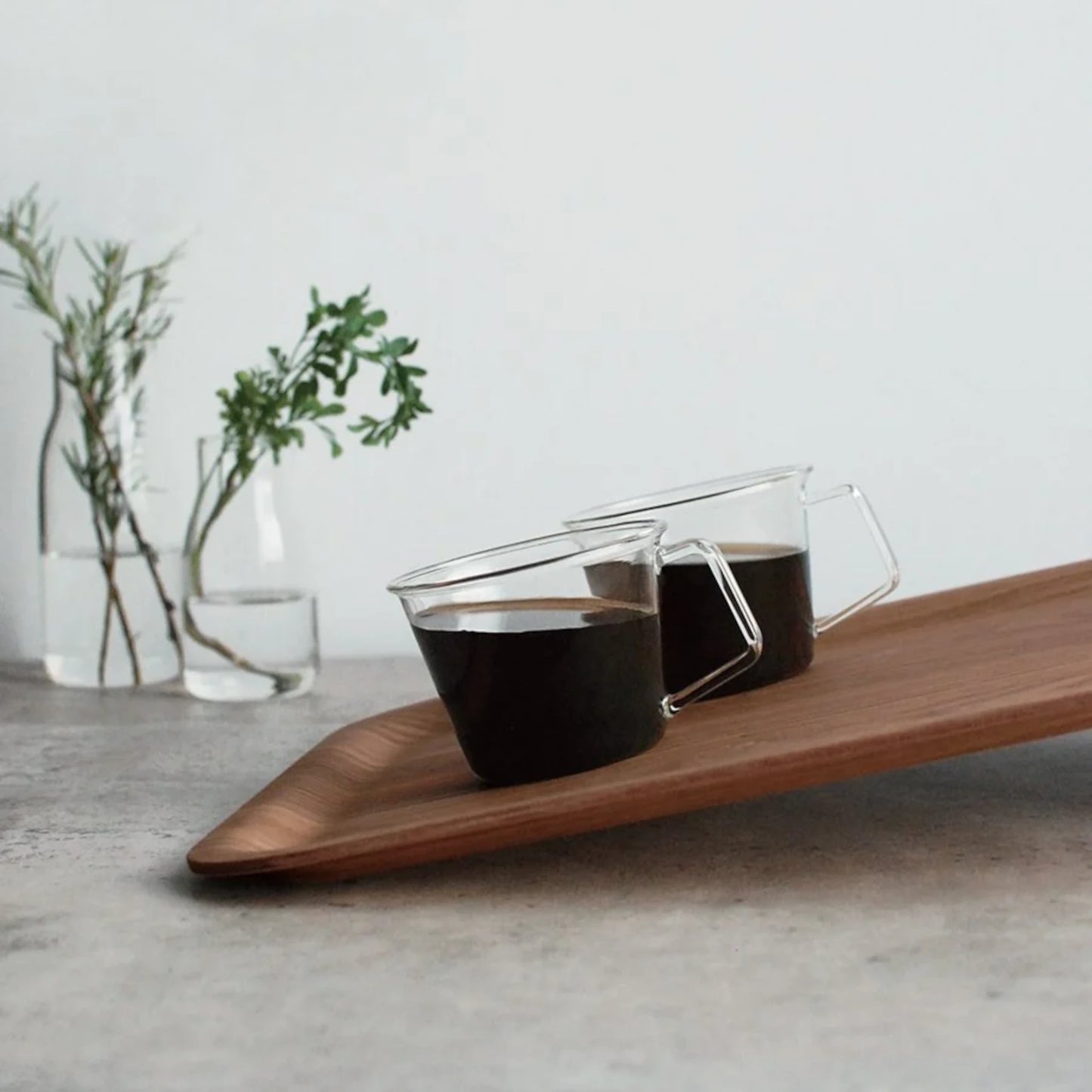 KINTO NONSLIP Tray in Teak, holding coffee mugs