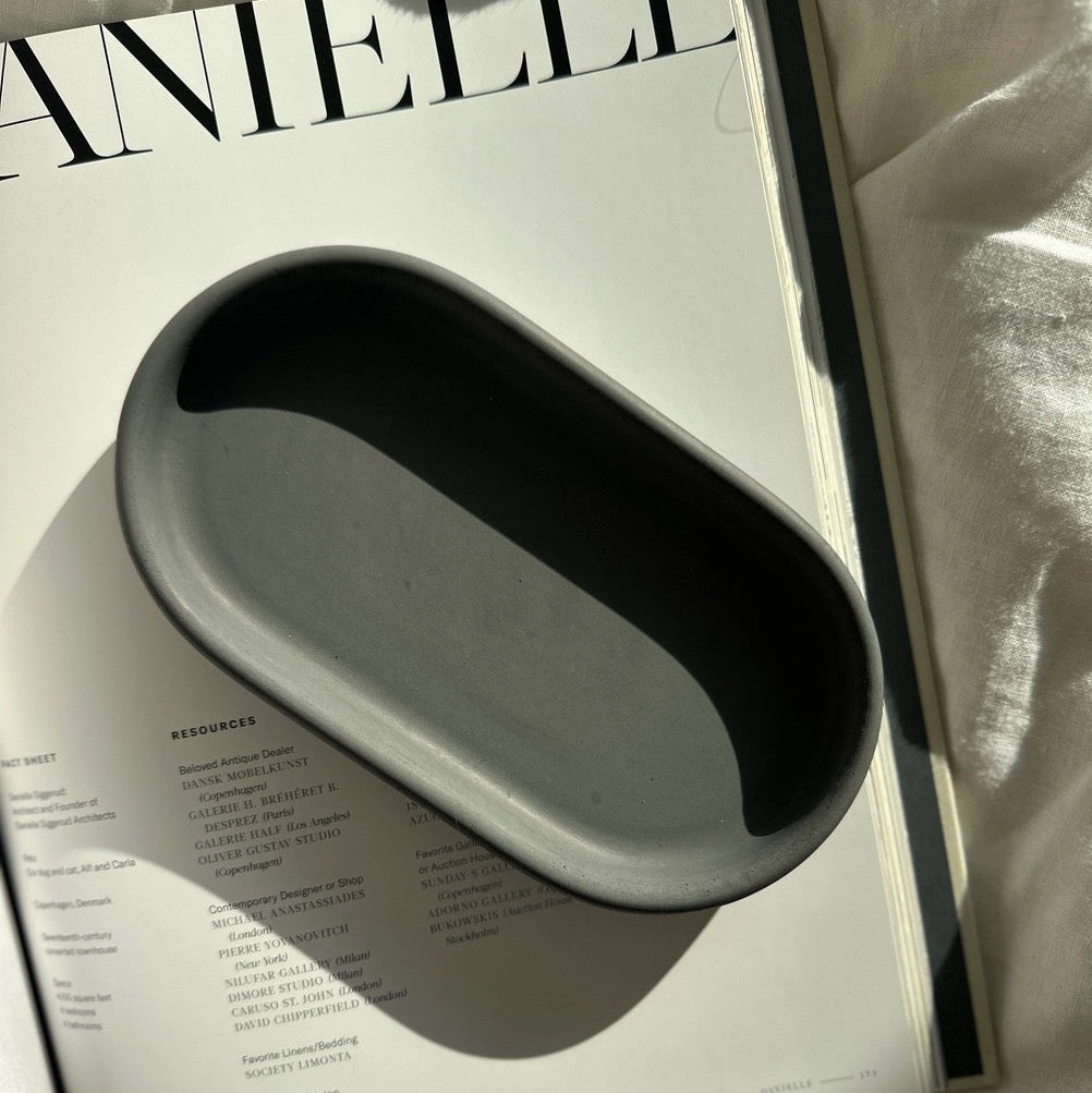 SS25 - Planet Y - Soft Edge Oval Tray | Charcoal - display 1