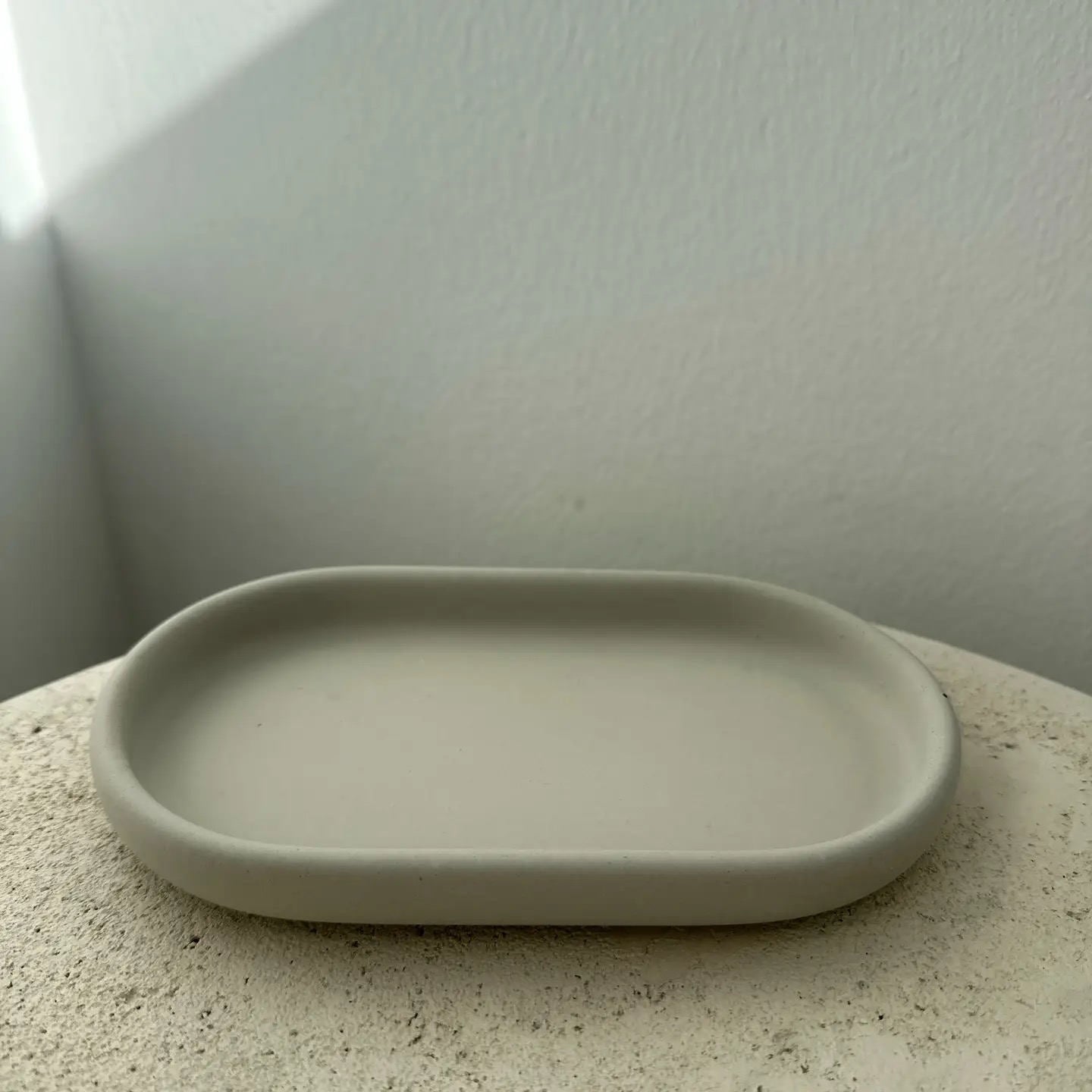 SS25 - Planet Y - Soft Edge Oval Tray | Ecru - display 2