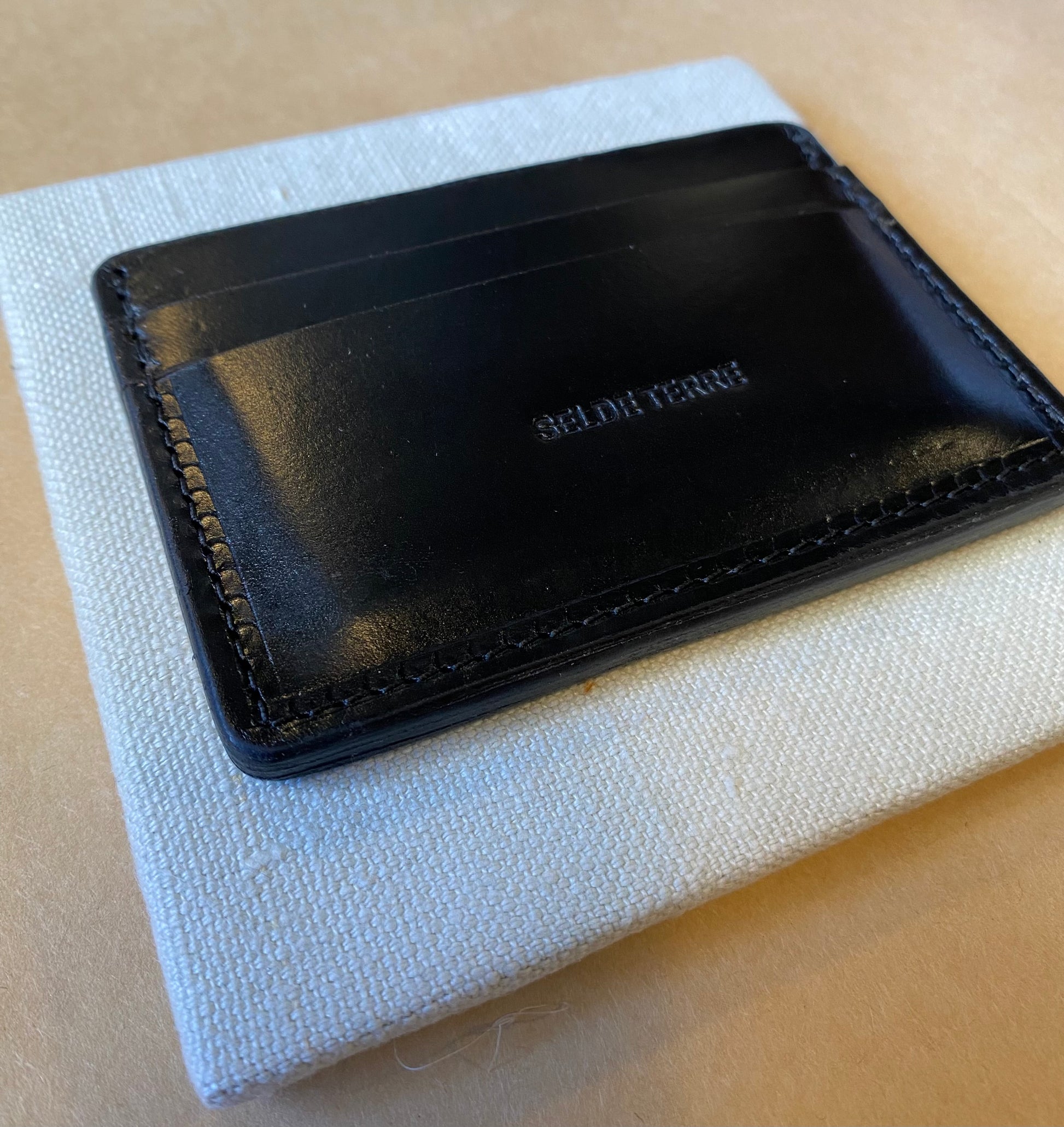 SS25 - Selde Terre - Cardholder | Black Leather - close up 3
