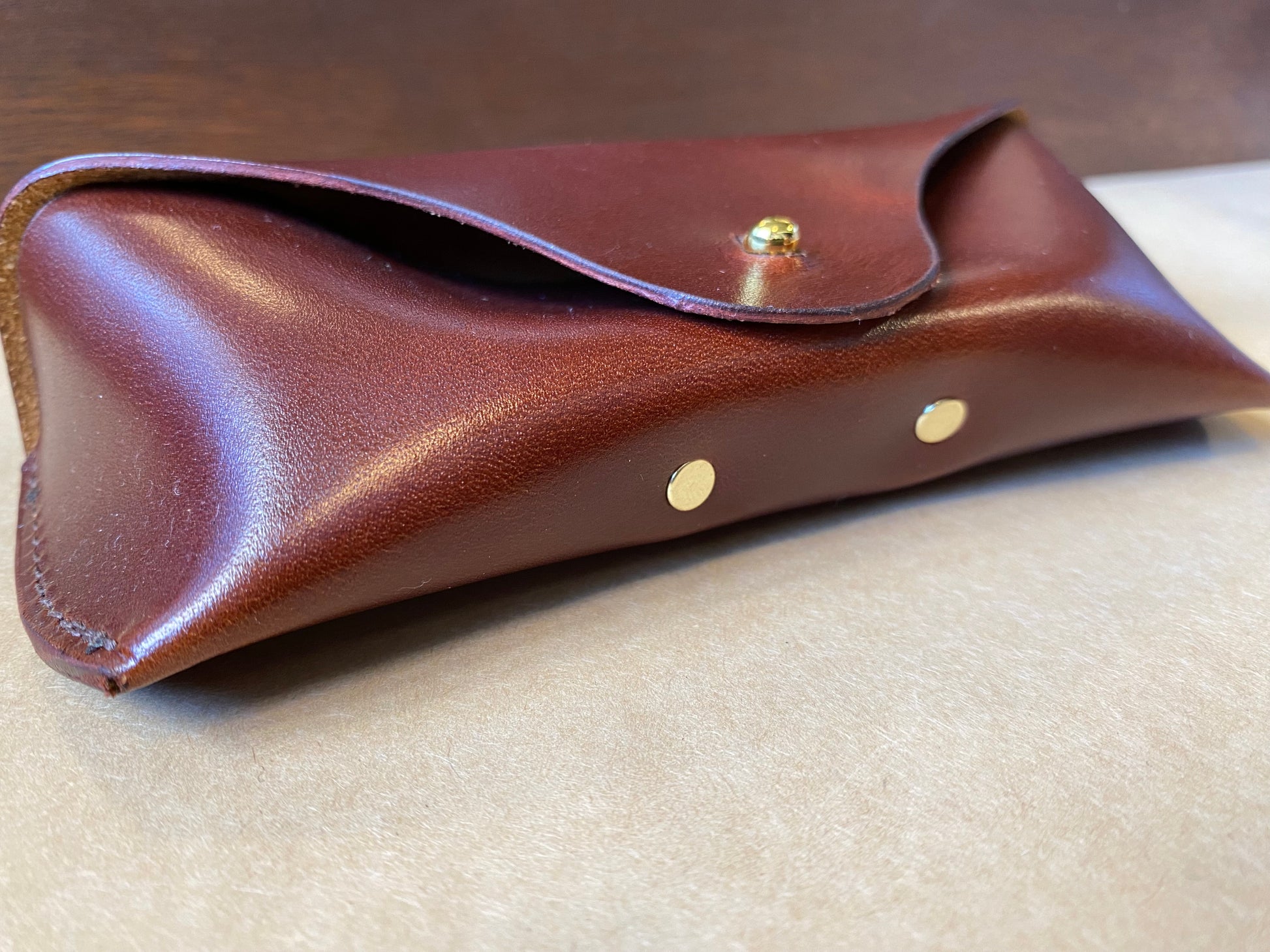 SS25 - Selde Terre - Glasses Case | Brown Leather - close up 2