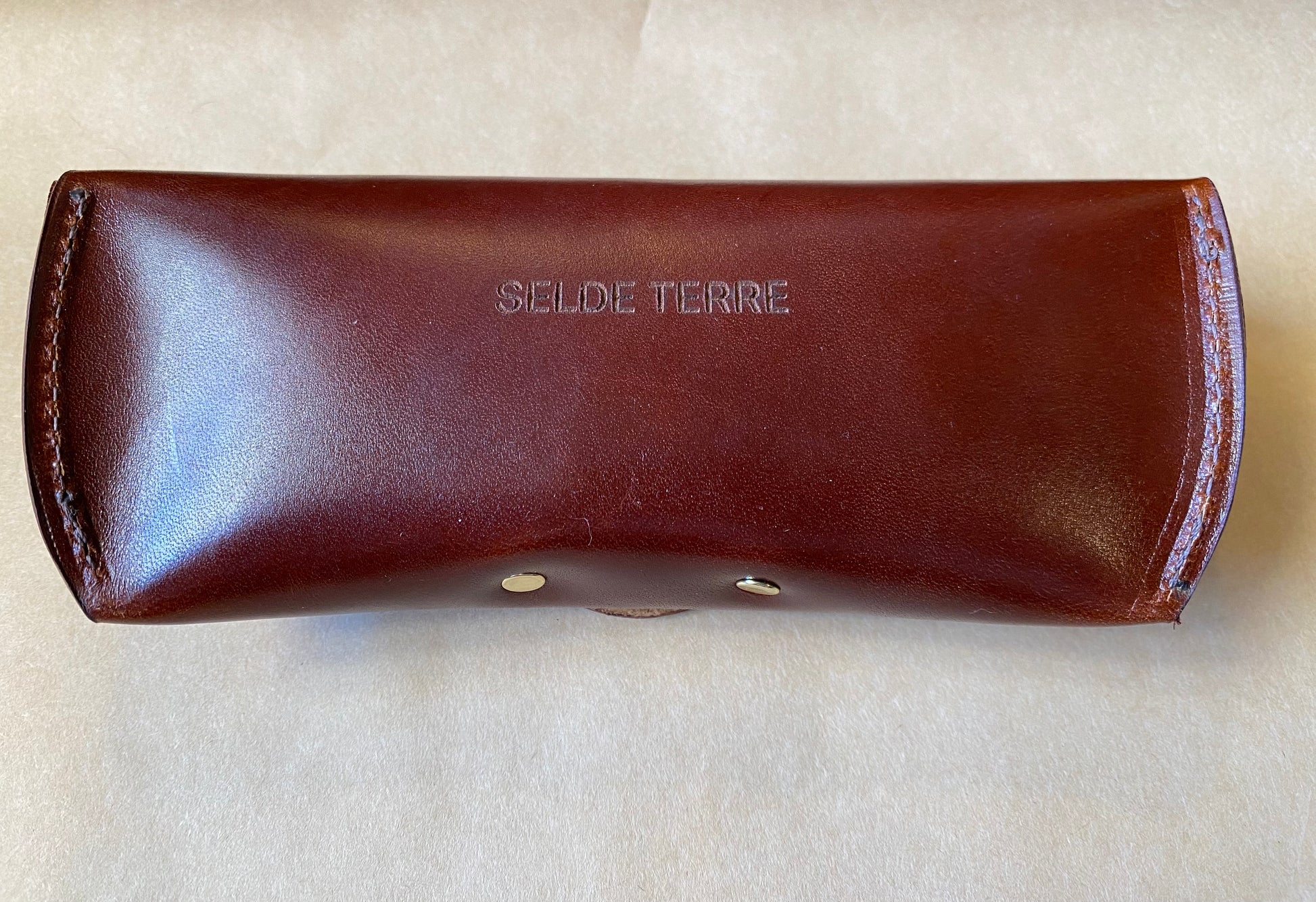 SS25 - Selde Terre - Glasses Case | Brown Leather - close up back 3