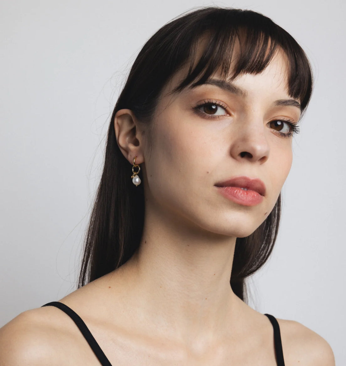 SS25 - Wolf Circus - Maya Earrings | Gold with Pearl - on model 3