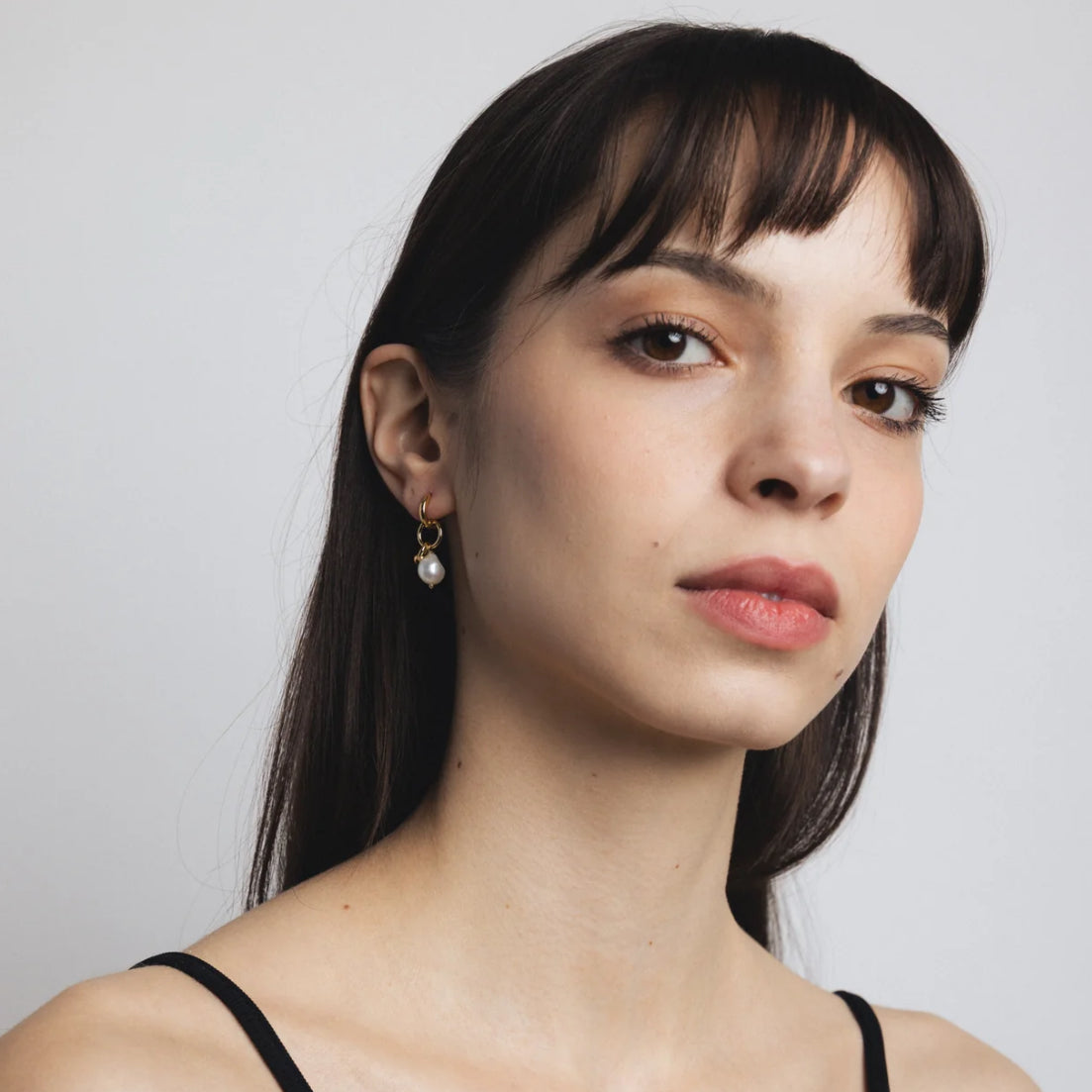 SS25 - Wolf Circus - Maya Earrings | Gold with Pearl - on model 3