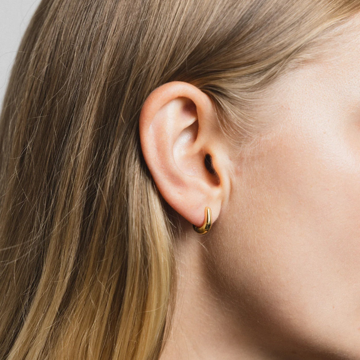 SS25 - Wolf Circus - Molly Hoops | Gold - on model 2