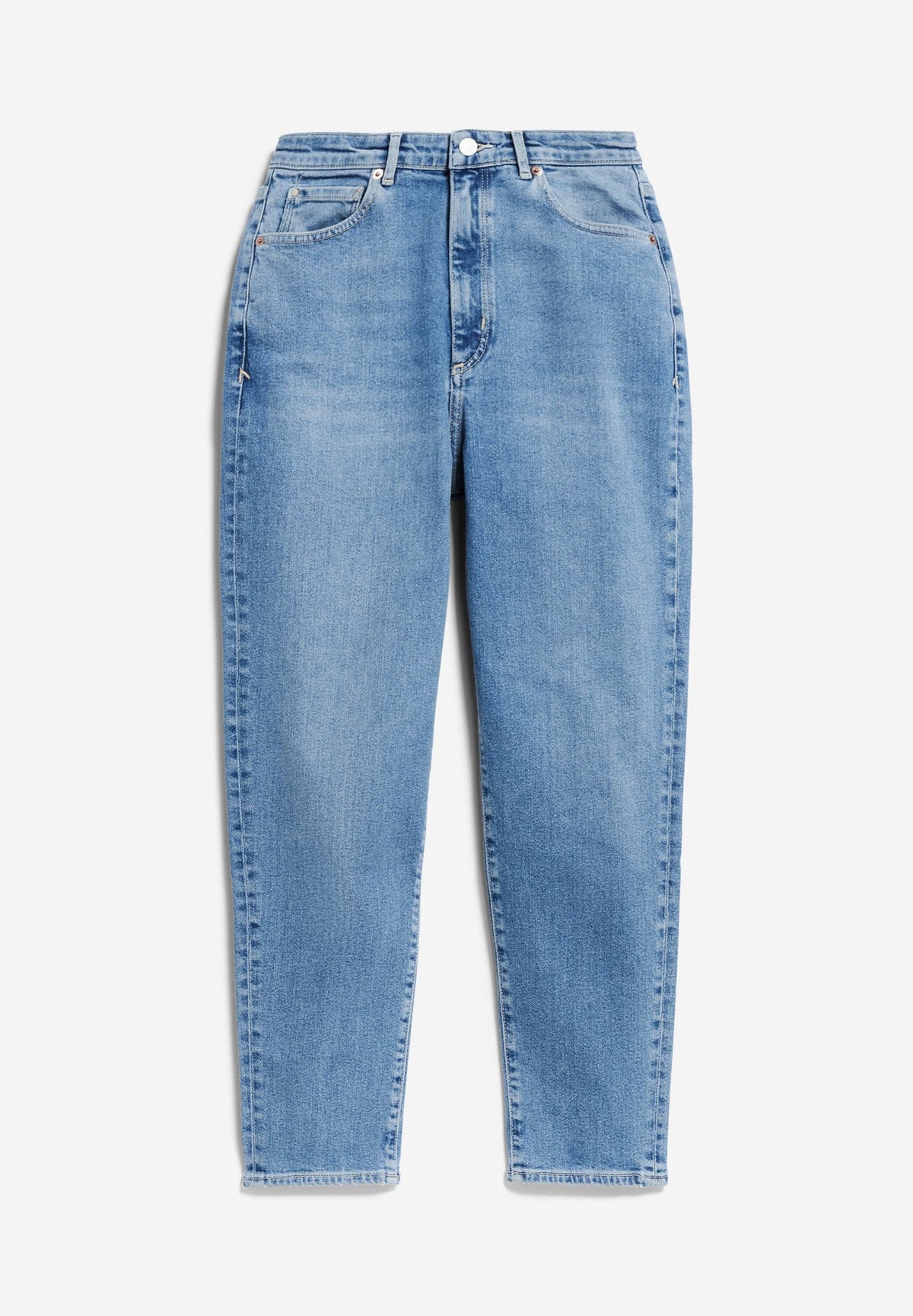 Flat lay of ARMEDANGELS Canada Mairaa mom jeans in light blue Sodalite, front view, on a light grey background.