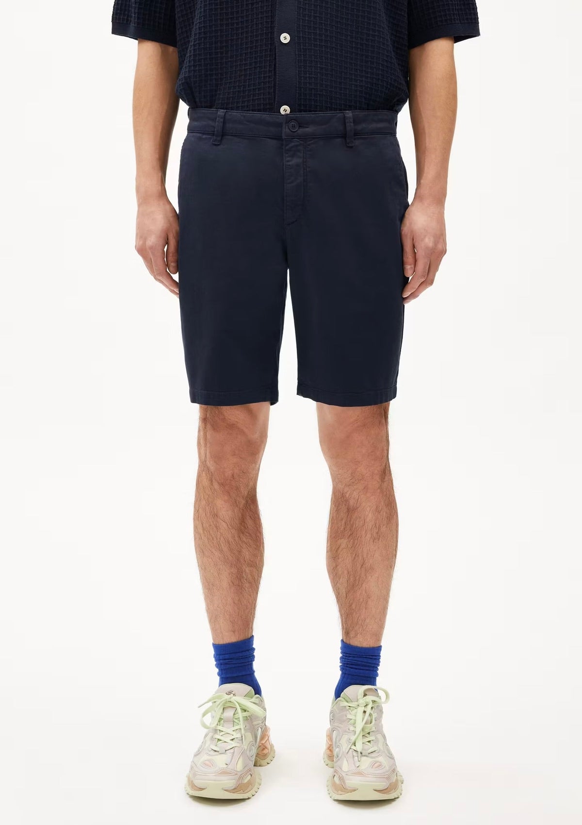 SS24 - ARMEDANGELS - Daalos Shorts in Night Sky - on model front 1