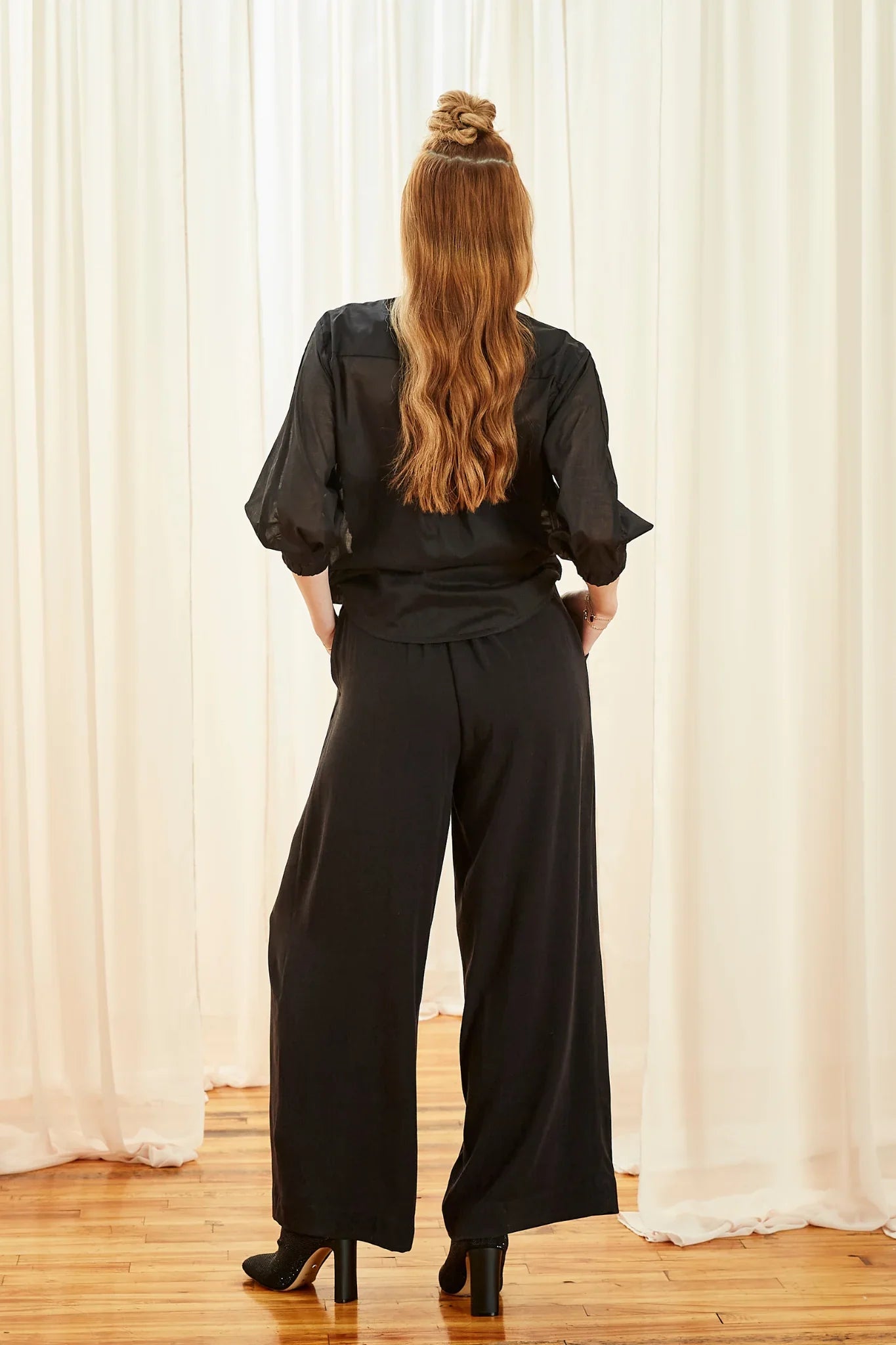 Melow Lyon Pant in Black - full-length high-waisted trousers with loose fit and side pockets