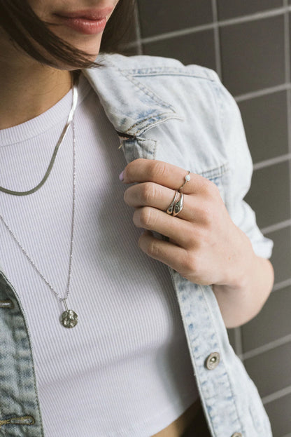 Boa Bijoux - SS24 - Flo Herringbone Chain Silver Sterling - on model 2