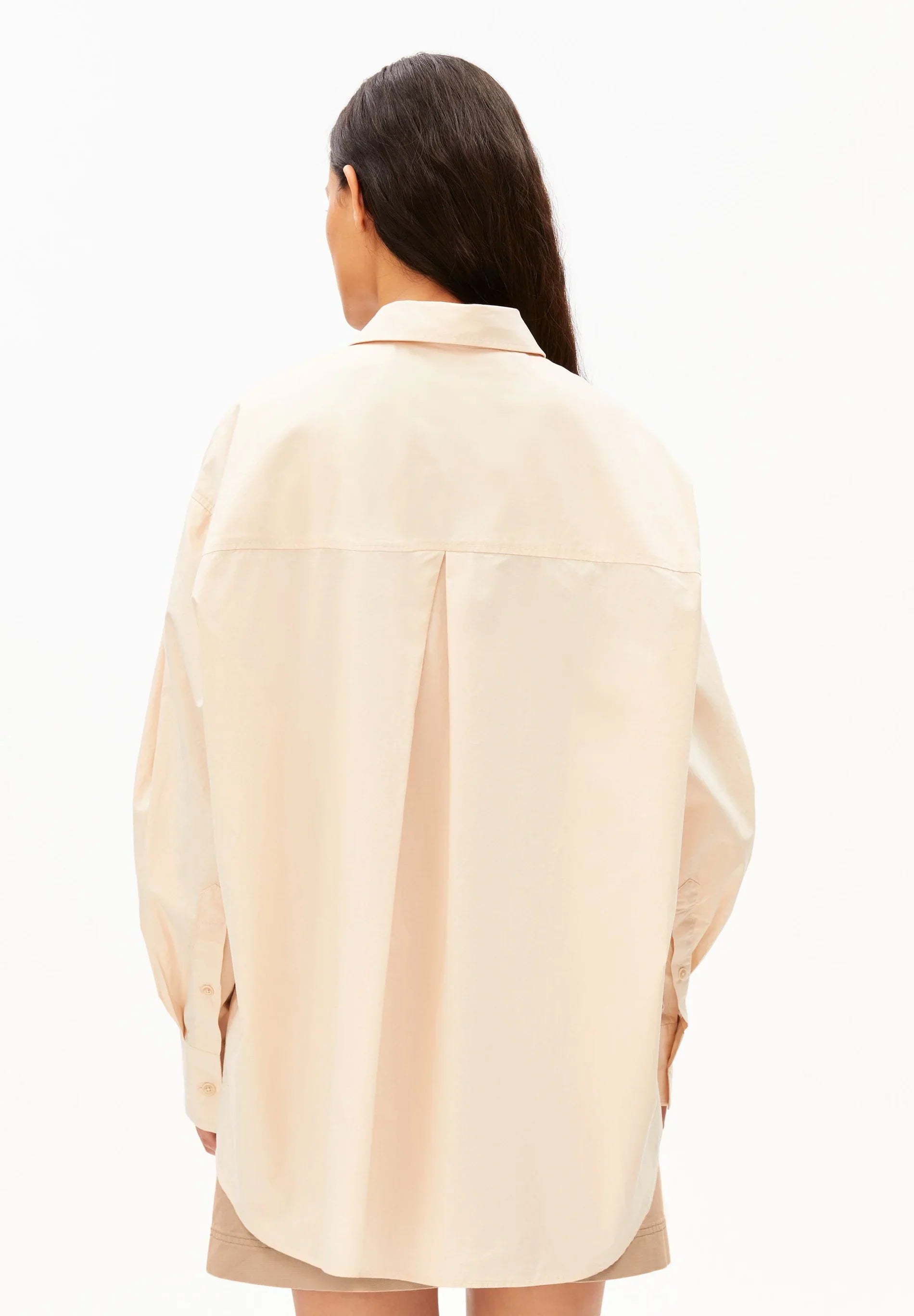 BARREL SLEEVE POPLIN BLOUSE in Pale Peach – ARMEDANGELS back view on model showing pleat on back