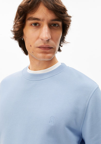 BAARO LOOP SWEATSHIRT in Wedgewood - ARMEDANGELS Canada blue sweatshirt organic cotton close up of crew neck detail on model