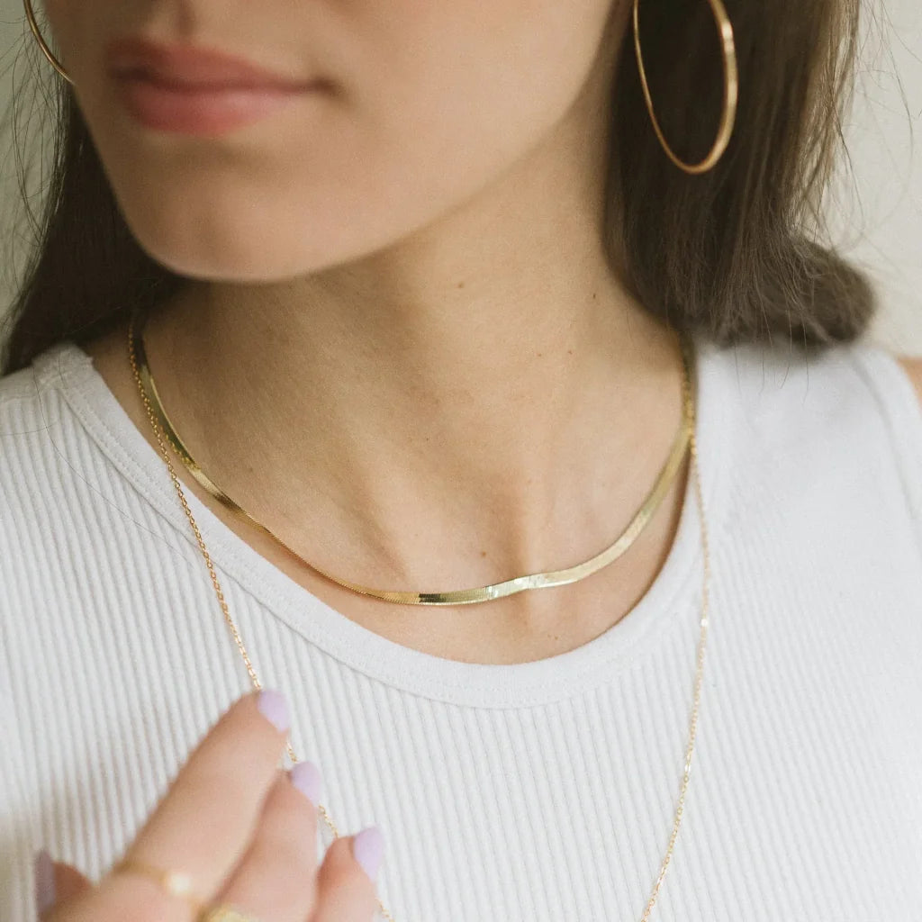 Boa Bijoux - SS24 - Flo Herringbone Chain Gold Vermeil - on model 2