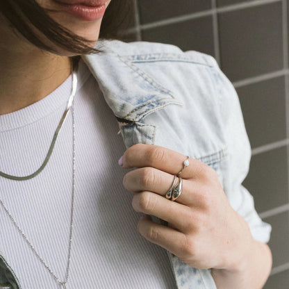 Boa Bijoux - SS24 - Flo Herringbone Chain Silver Sterling - on model 2