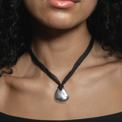 Petal Necklace | Black