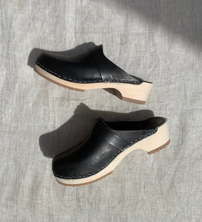 Elsa Classic Black Leather Clogs