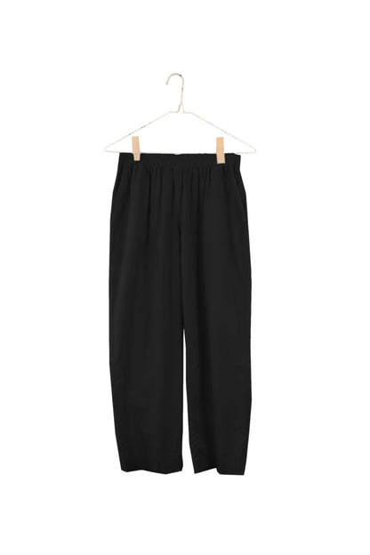 It is Well L.A - SS24 - Organic Poplin Cropped Pant in Black - On display front 2