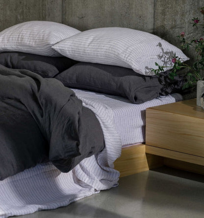 SS25- Sömn - Duvet Cover Queen | Charcoal - on bed 1 
