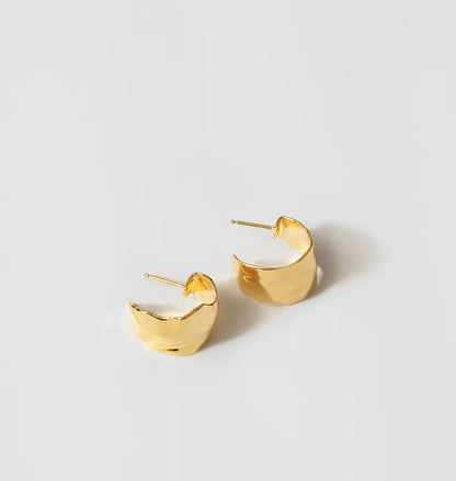 SS25 - Ciara Hoops | Gold - on display 1 
