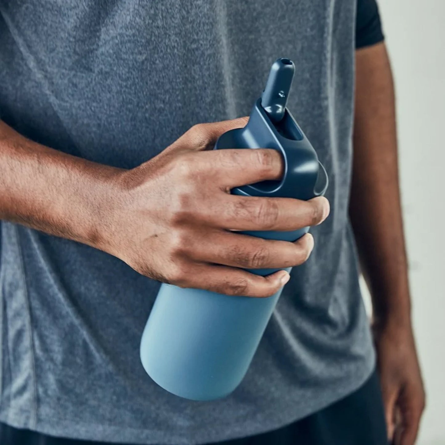 Man holding KINTO ACTIVE Tumbler in Blue Grey, 600ml