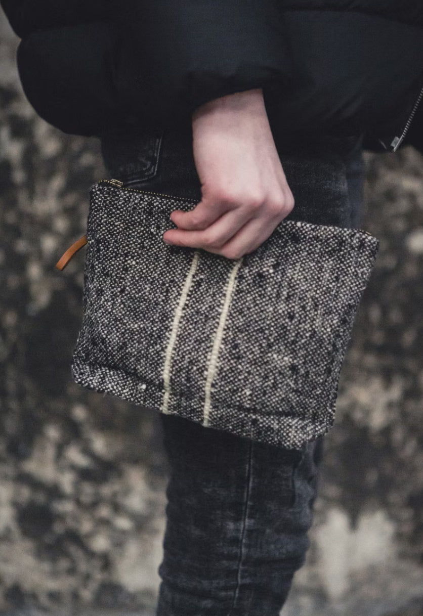 SS25 - Libeco - Francis Linen Pouch | Stripe - lifestyle 2 