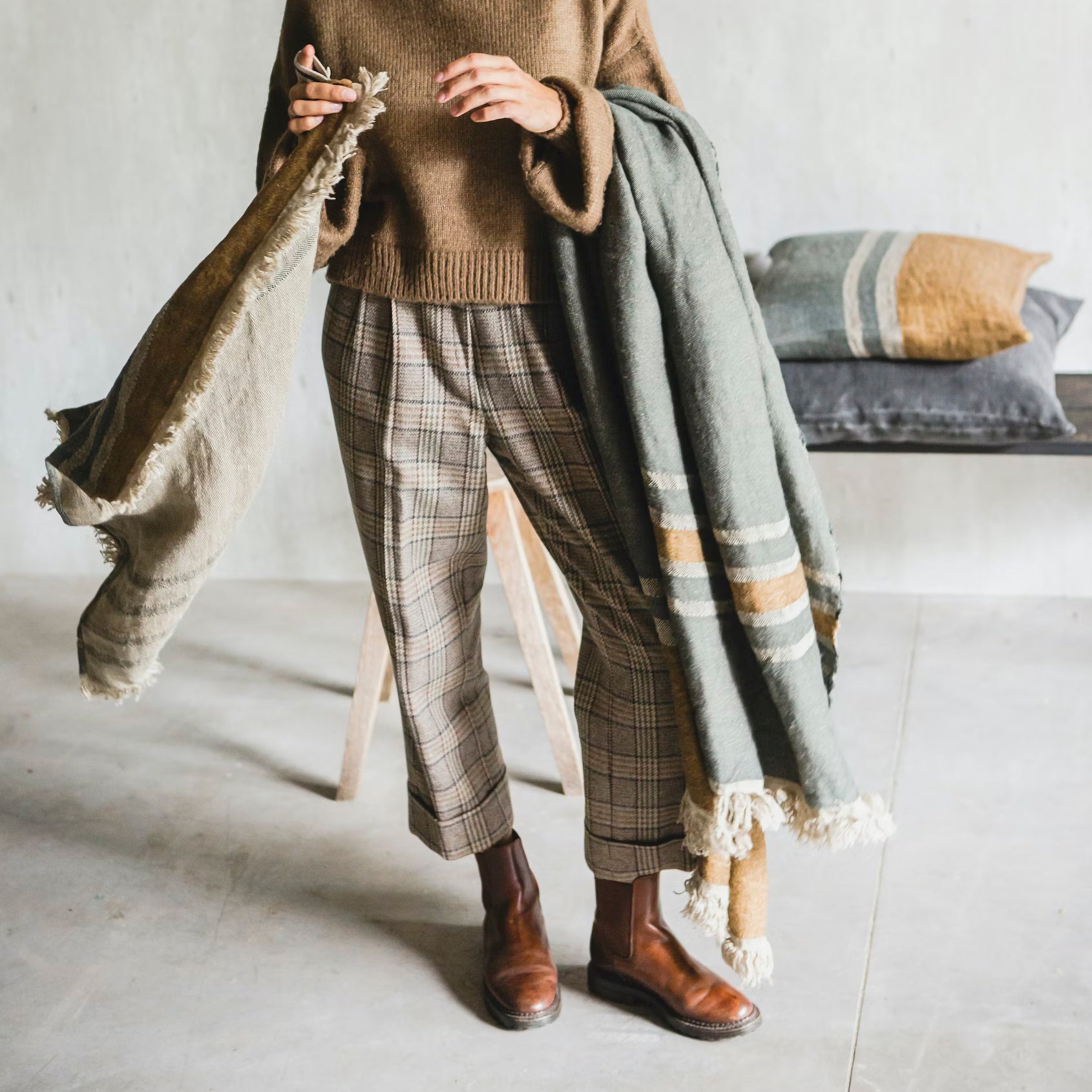 Person holding Libeco Belgian Towel in Alouette