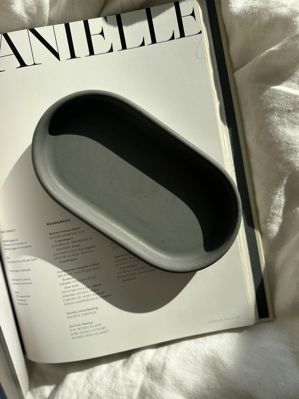 SS25 - Planet Y - Soft Edge Oval Tray | Charcoal - display 1 
