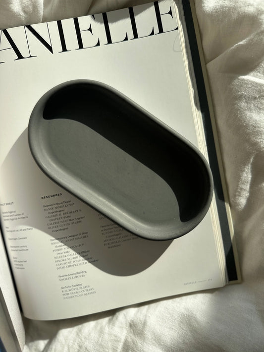 SS25 - Planet Y - Soft Edge Oval Tray | Charcoal - display 1 