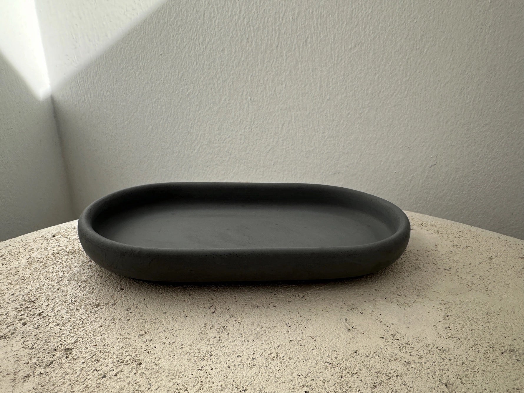 SS25 - Planet Y - Soft Edge Oval Tray | Charcoal - display 2