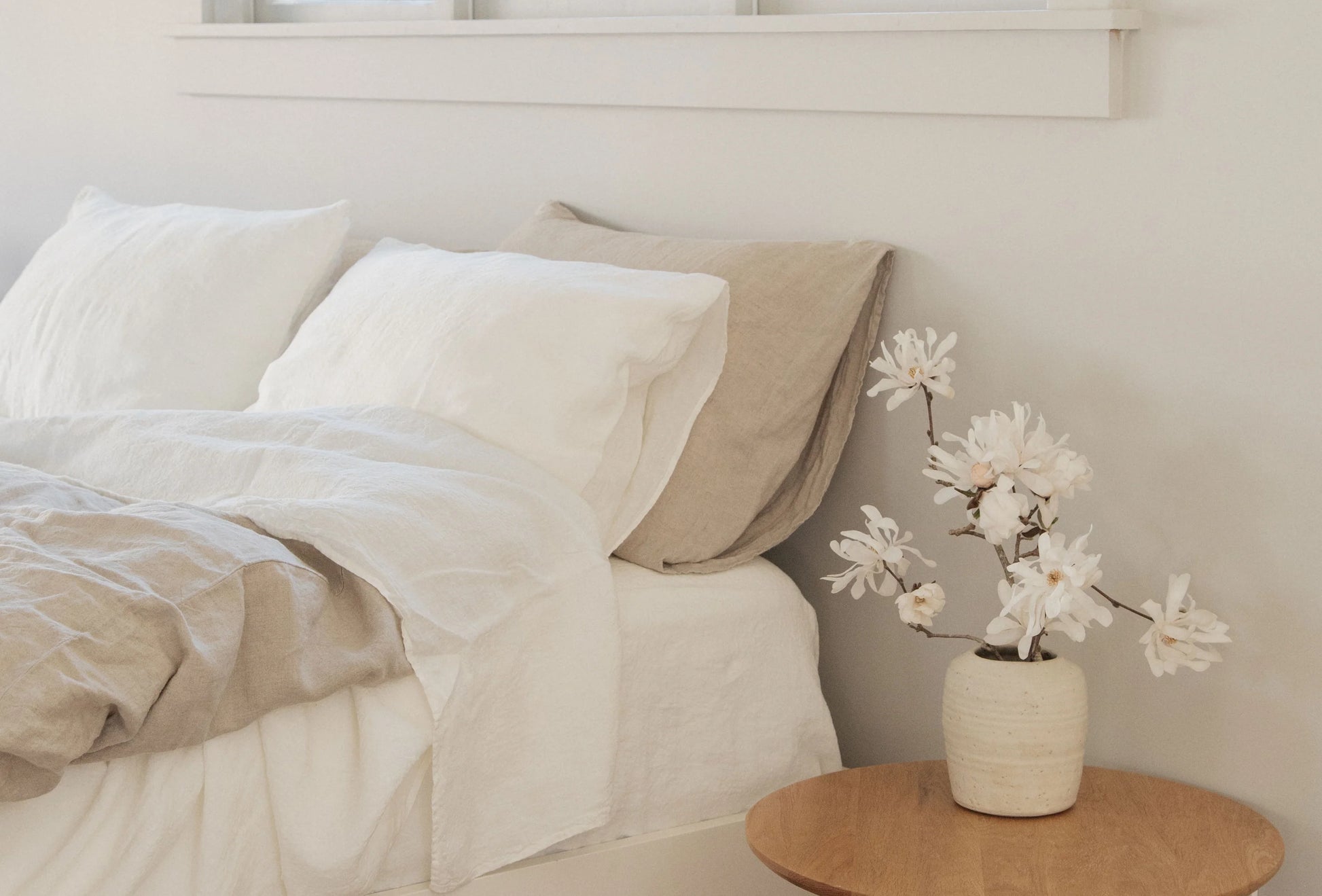 SS25 - Sömn - Pillowcase Set | Queen | Off White - on bed 