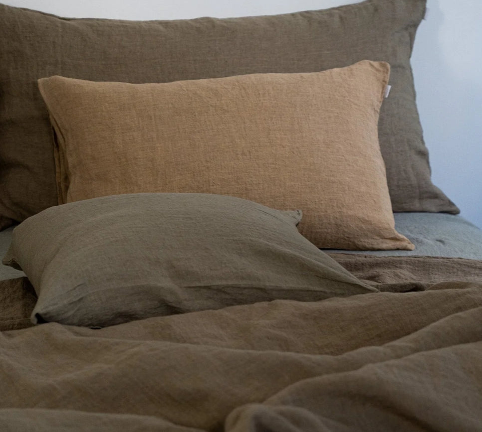 SS25 - Sömn - Square Sham Cover | Artichoke - on bed 2 