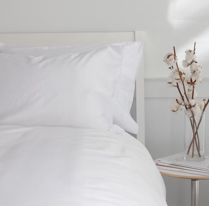 SS25 - St Genéve - Porto Sateen | Pillowcase Pair | Queen - on bed 1 