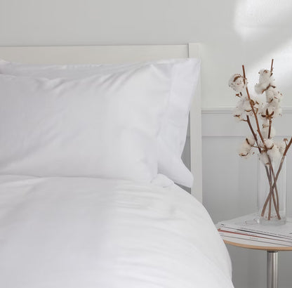 SS25 - St Genéve - Porto Sateen | Pillowcase Pair | Queen - on bed 1 