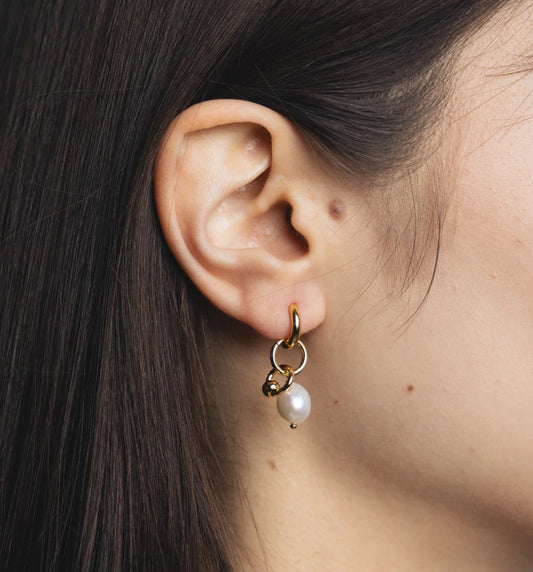 SS25 - Wolf Circus - Maya Earrings | Gold with Pearl - on model 1 