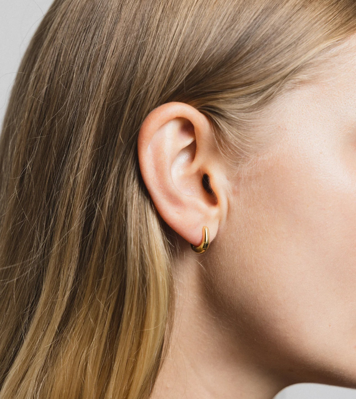 SS25 - Wolf Circus - Molly Hoops | Gold - on model 2 