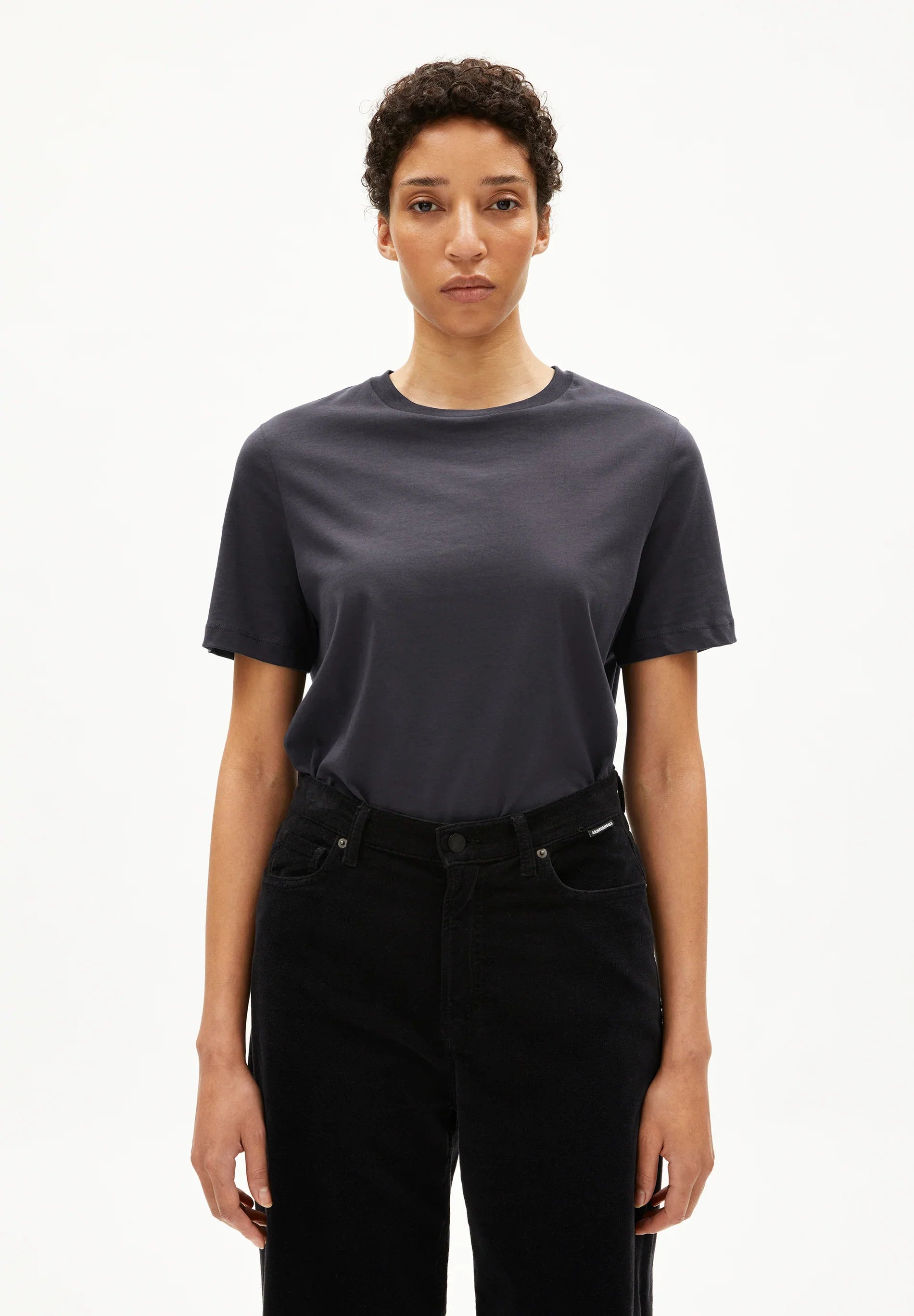ARMEDANGELS Canada Fitted T-Shirt in Dark Gray for a Comfortable and Casual Look in Kelowna