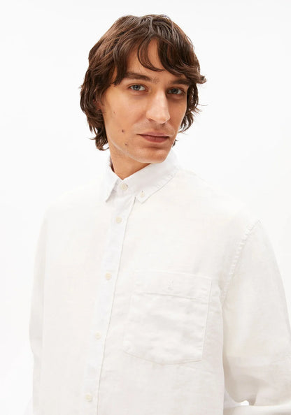 Close-up of the collar and chest pocket on the ARMEDANGELS Canada Linen Longsleeve Shirt in white, worn by a man.