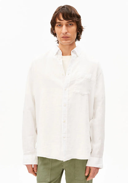 Man wearing the ARMEDANGELS Canada Linen Longsleeve Shirt in white over a white tee with olive green trousers, front view on a white background.