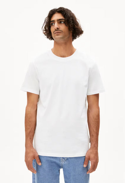 Man wearing the ARMEDANGELS Canada Maarkos Heavy Weight T-Shirt in white with light-wash jeans, front view on a white background.