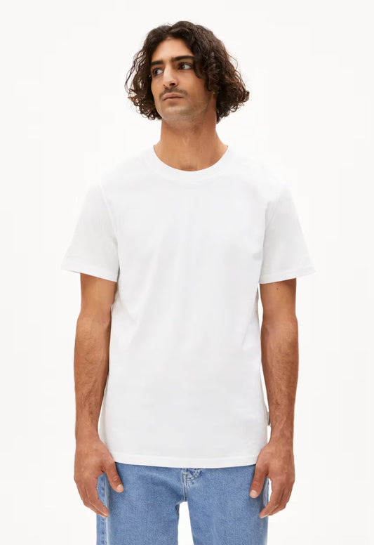 Man wearing the ARMEDANGELS Canada Maarkos Heavy Weight T-Shirt in white with light-wash jeans, front view on a white background.