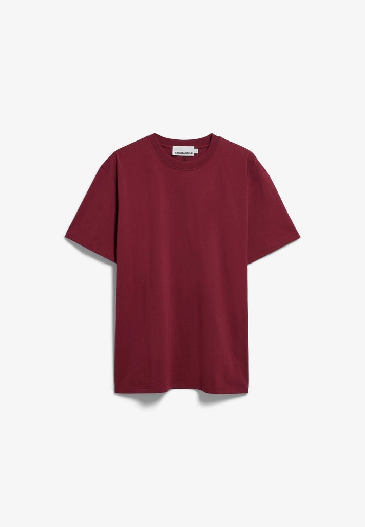 Front flatlay of the ARMEDANGELS Canada Maarkos Mid Weight T-Shirt in velvet red on a light grey background.