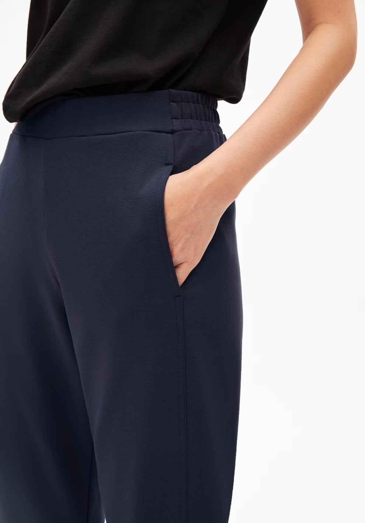 Close-up of the elasticated waistband and side slit pocket of the ARMEDANGELS Canada Magdaalena Jersey Pant in night sky navy