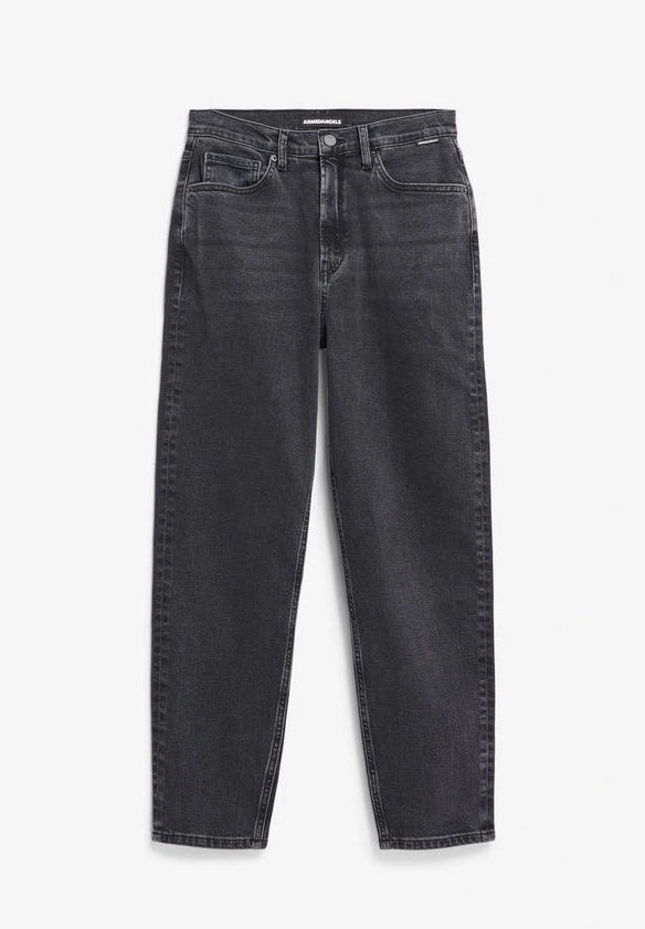 Flat lay of ARMEDANGELS Canada Mairaa high-waist mom jeans in black, front view, on a light grey background.