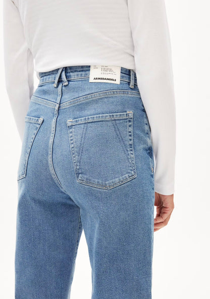 Close-up of the back pocket and waistband label on ARMEDANGELS Canada Mairaa mom jeans in light blue Sodalite.