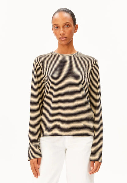 Woman wearing ARMEDANGELS Canada Slub Jersey Striped Longsleeve Shirt in Tinted Navy-Golden Hay with white jeans, front view against a white background.