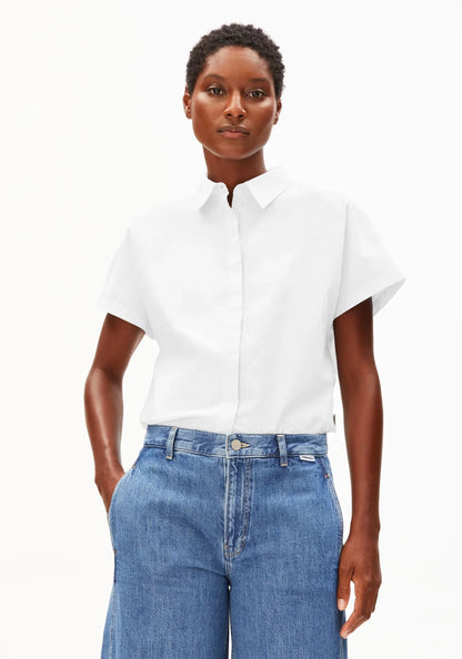 Cropped image of model wearing ARMEDANGELS Canada white poplin collared shirt against a white background
