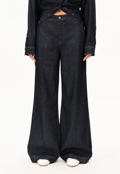 ARMEDANGELS Canada - ASTRAEAAS Tailored Pant in Rinse front view on model