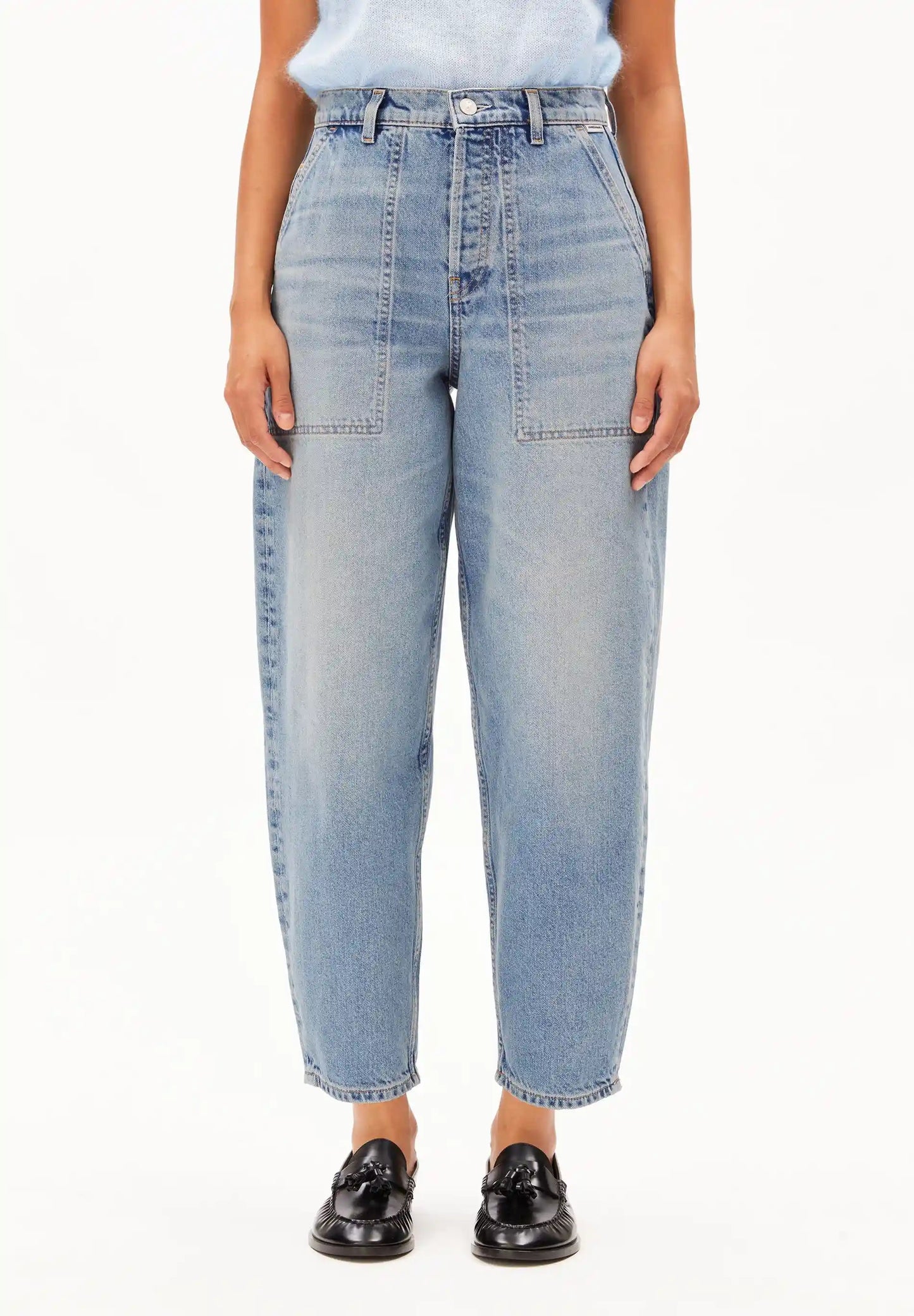 ARMEDANGELS Canada - BAARLY Carpenter Barrel Jeans in Andromedar front view on model