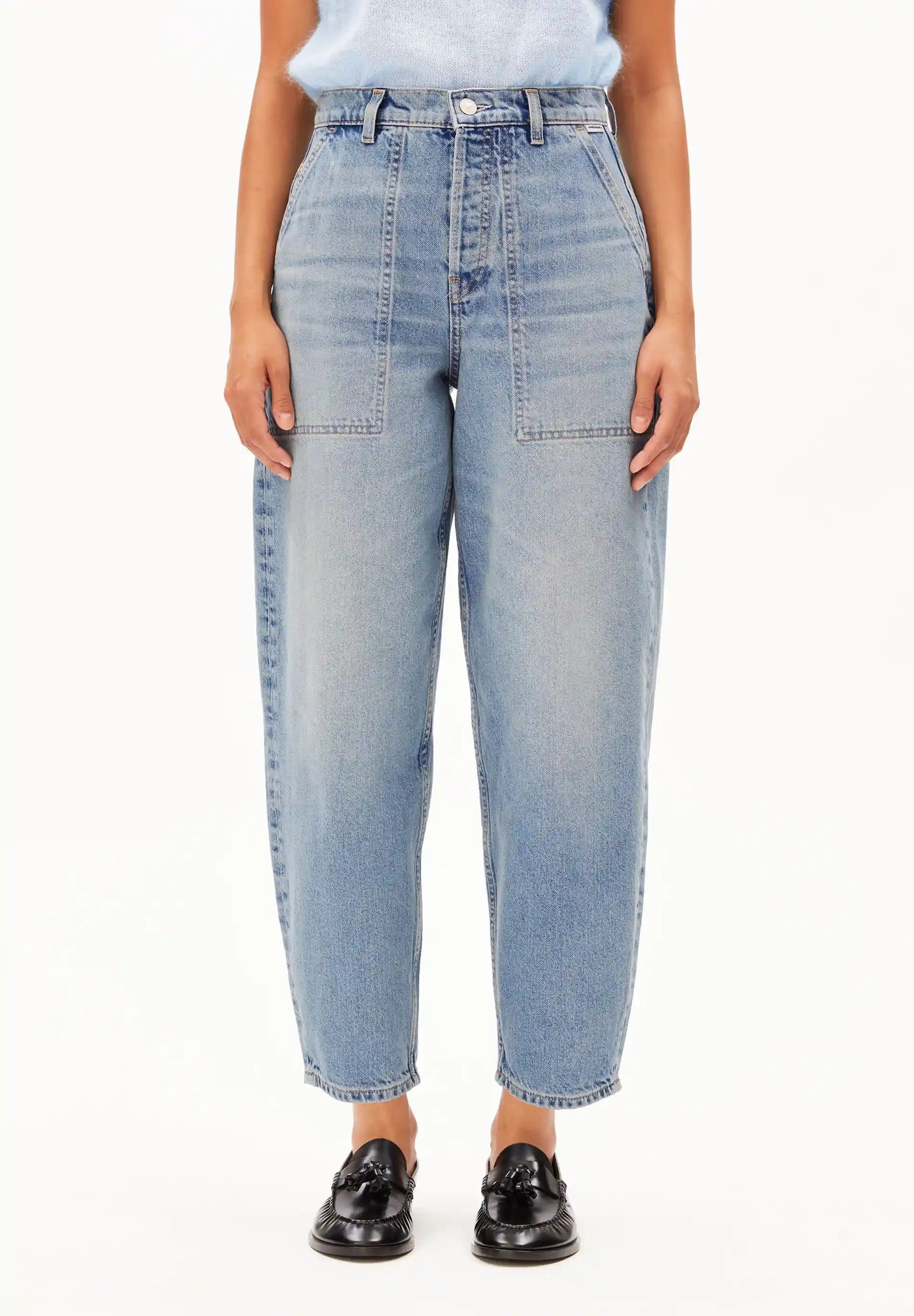 ARMEDANGELS Canada - BAARLY Carpenter Barrel Jeans in Andromedar front view on model